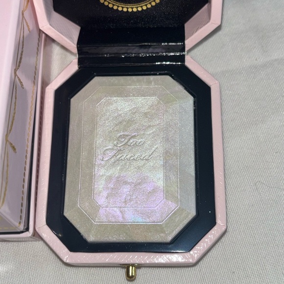 Too Faced Diamond Light Multi-Use Diamond Fire Highlighter • 12g / 0.42oz - Picture 3 of 8